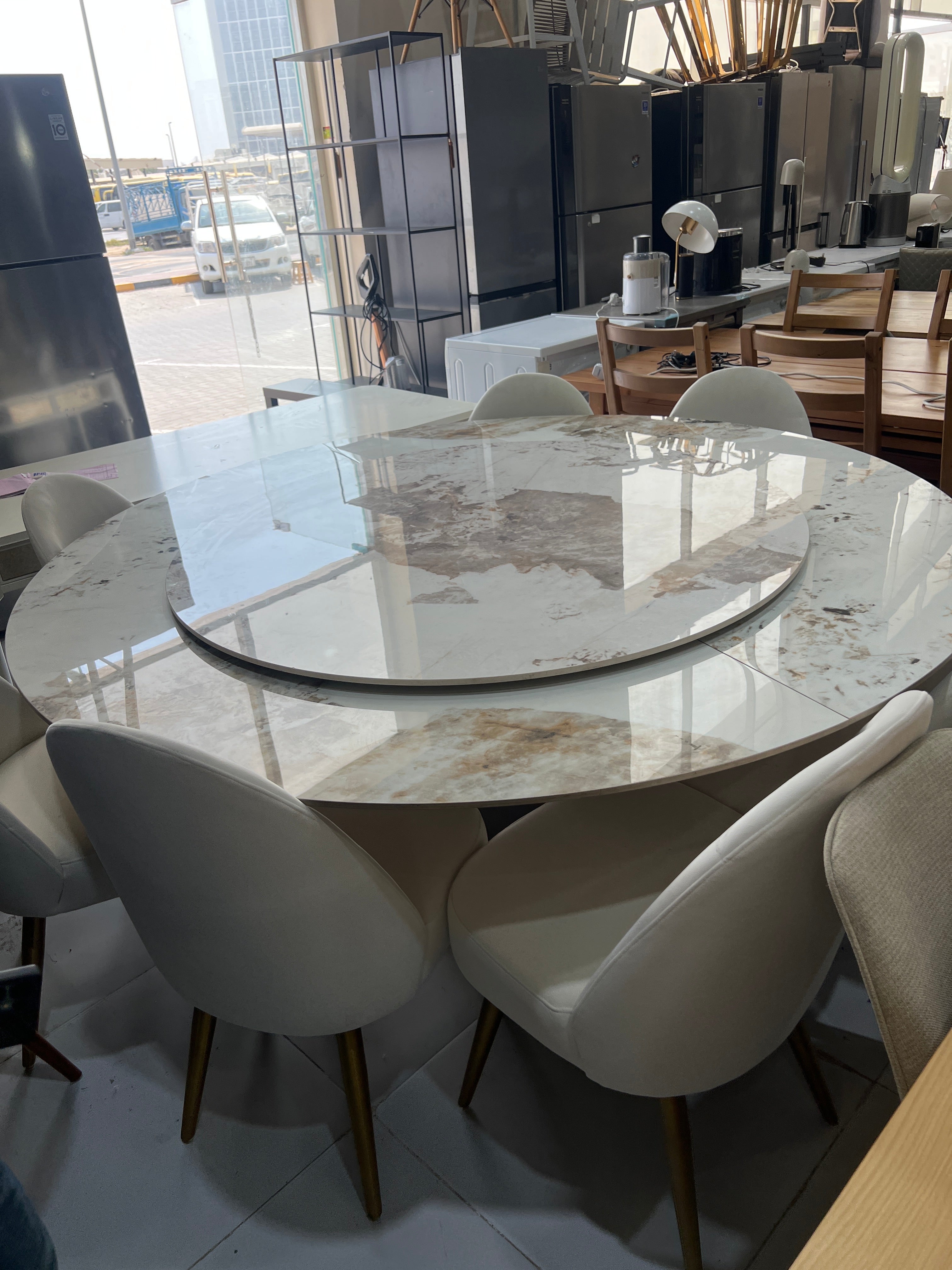 The Classicist Available high quality rond dining table with 8 chairs - Used