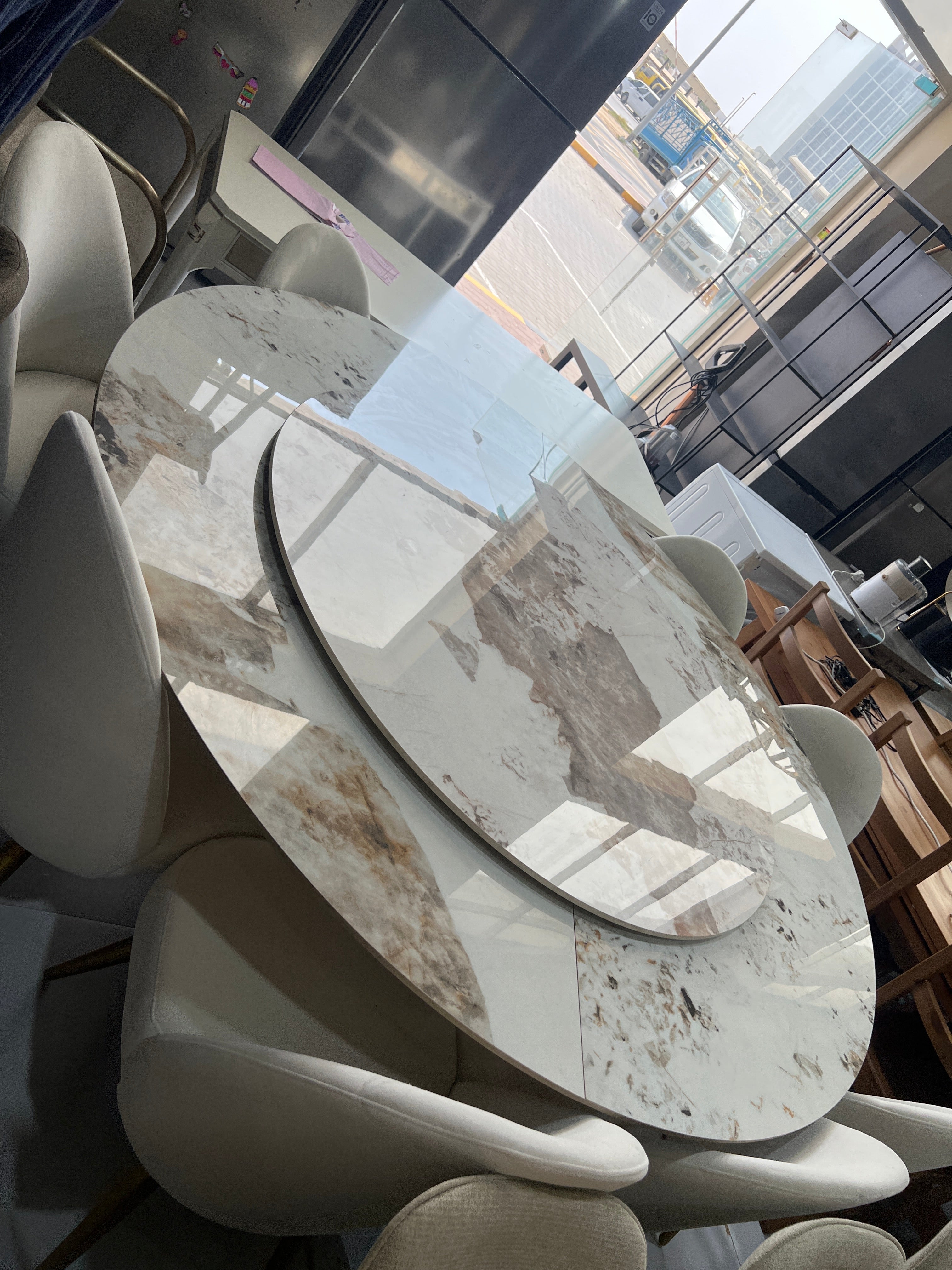 The Classicist Available high quality rond dining table with 8 chairs - Used